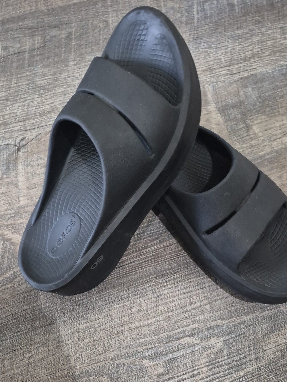 OOFOS Black Recovery Slide Sandals